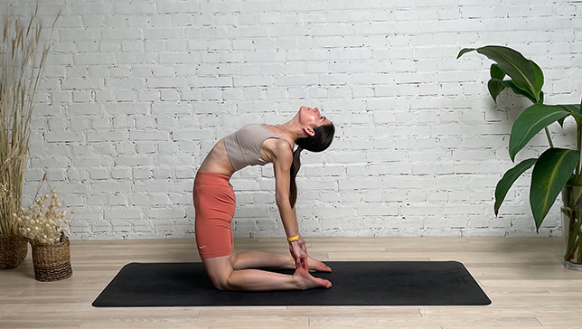 Lyflink - #LyflinkYoga: 🍀🌱 Ustrasana is an intermediate level  back-bending yoga posture known to open Anahata (Heart chakra). This yoga  posture adds flexibility and strength to the body and also helps in